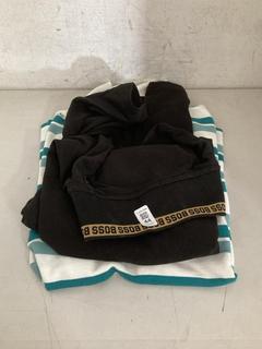 Lot 44  
            Chesterfield SR40 - Parcel Delivery Only 

                
HUGO BOSS POLO IN BLACK/GOLD SIZE 2XL TO INCLUDE HUGO BOSS STRIPED POLO IN WHITE/...