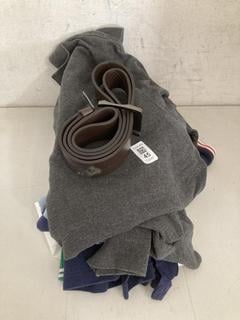 Lot 45  
            Chesterfield SR40 - Parcel Delivery Only 

                
5 X ASSORTED CLOTHING TO INCLUDE RALPH LAUREN POLO SHIRT IN GREY SIZE M (LOCATION...