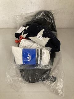 Lot 46  
            Chesterfield SR40 - Parcel Delivery Only 

                
4 X ASSORTED CLOTHING TO INCLUDE BRAKEBURN SLIPPER SOCKS ONE SIZE (LOCATION: B RA...
