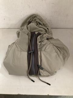 Lot 54  
            Chesterfield SR40 - Parcel Delivery Only 

                
FP MOVEMENT PADDED COAT IN GREEN SIZE XS (LOCATION: B RACKING )