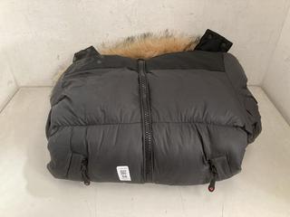 Lot 58  
            Chesterfield SR40 - Parcel Delivery Only 

                
ZAVETTI CANADA PUFFER JACKET IN BLACK SIZE XS (LOCATION: B RACKING )