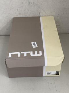 Lot 60  
            Chesterfield SR40 - Parcel Delivery Only 

                
NOTWOWAYS VAULT KHAKI TRAINERS IN TONAL/BEIGE /OLIVE RUSH SIZE UK 8 ORIGINAL RRP-...