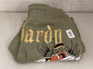 Lot 65  
            Chesterfield SR40 - Parcel Delivery Only 

                
ED HARDY JOGGERS IN GREEN SIZE M (LOCATION: B RACKING )