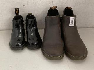Lot 67  
            Chesterfield SR40 - Parcel Delivery Only 

                
DR MARTENS AIRWAIR BOOTS IN BLACK SIZE UK 5 TO INCLUDE DR MARTAINS AIRWAIR BOOTS ...