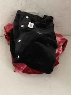 Lot 68  
            Chesterfield SR40 - Parcel Delivery Only 

                
JUICY COUTURE TOP IN BLACK SIZE S TO INCLUDE JUICY COUTURE HOODIE IN PINK SIZE S ...