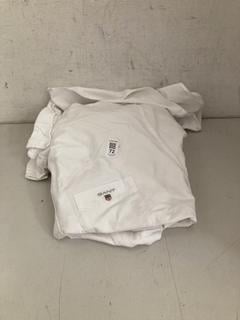 Lot 72  
            Chesterfield SR40 - Parcel Delivery Only 

                
GANT SHIRT IN WHITE SIZE 3XL TO INCLUDE TOMMY HILFIGER CLASSIC FIT TOP IN WHITE S...