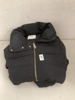 Lot 73  
            Chesterfield SR40 - Parcel Delivery Only 

                
MANGO SUIT PADDED COAT IN BLACK SIZE XS (LOCATION: B RACKING )