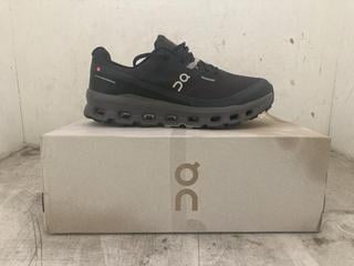 Lot 78  
            Chesterfield SR40 - Parcel Delivery Only 

                
ON CLOUD VISTA 2 WATERPROOF RUNNING SHOES IN BLACK/ECLIPSE SIZE UK 9 ORIGINAL RRP...