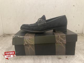 Lot 79  
            Chesterfield SR40 - Parcel Delivery Only 

                
GUCCI WOMENS JORDAAN LOAFERS IN BLACK SIZE UK 7 ORIGINAL RRP- £765 (LOCATION: B R...