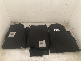 Lot 84  
            Chesterfield SR40 - Parcel Delivery Only 

                
3 X ASSORTED CLOTHING TO INCLUDE PUMA HOODIE IN BLACK SIZE M (LOCATION: B RACKING )