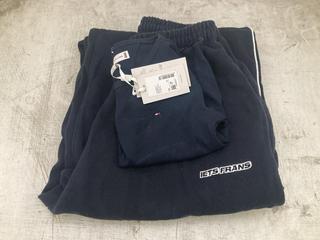 Lot 85  
            Chesterfield SR40 - Parcel Delivery Only 

                
TOMMY HILFIGER VEST IN NAVY SIZE 10 TO INCLUDE IETS FRANS JOGGERS IN NAVY SIZE XX...