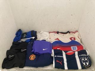 Lot 89  
            Chesterfield SR40 - Parcel Delivery Only 

                
9 X ASSORTED CLOTHING TO INCLUDE ADIDAS LIVERPOOL F.C SHIRT SIZE L (LOCATION: B R...