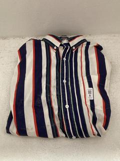 Lot 8  
            Chesterfield SR40 - Parcel Delivery Only 

                
GANT STRIPED SHIRT IN RED/BLUE/WHITE/GREEN SIZE L (LOCATION: B RACKING )