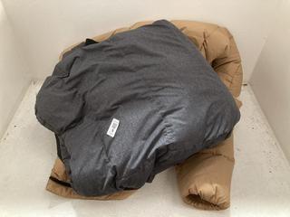 Lot 9  
            Chesterfield SR40 - Parcel Delivery Only 

                
CALVIN KLEIN PADDED COAT IN BEIGE SIZE M TO INCLUDE ADIDAS COAT IN GREY SIZE 2XL ...