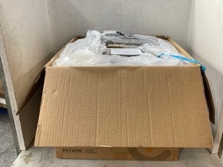 Lot 1206  
            Marchington SR18 - Parcel Delivery Only 

                
2 X FEANDREA PCT40W CAT TREES WITH SCRATCHING POST AND RAMP - COMBINED ORIGINAL R...