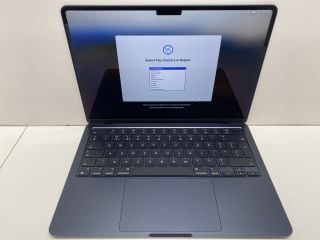 Lot 1020  
            Nationwide - Parcel Delivery Only 

                
APPLE MACBOOK AIR 13" 256GB LAPTOP.. APPLE M3 CHIP, 8GB RAM, 13" SCREEN  [JPTE100...