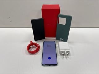 Lot 10  
            Nationwide - Parcel Delivery Only 

                
ONEPLUS 10 PRO 5G 256GB SMARTPHONE IN EMERALD FOREST: MODEL NO NE2213 (WITH BOX, ...