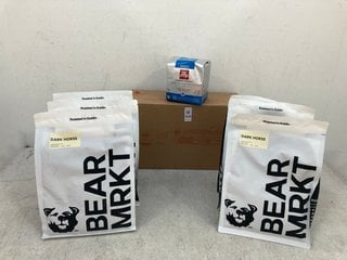 Lot 1008  
            Marchington SR14 - Parcel Delivery Only 

                
6 X BEAR MRKT 1KG DARK HORSE COFFEE BEANS - ROAST DATE 08.2025 TO INCLUDE BOX OF ...