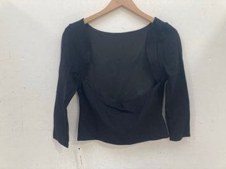 Lot 1051  
            Marchington SR14 - Parcel Delivery Only 
                
REFORMATION JALEN KNIT TOP IN BLACK - UK SIZE M - ORIGINAL RRP £118: LOCATION - F8