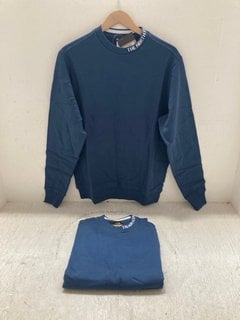 Lot 110  
            Marchington SR14 - Parcel Delivery Only 
                
2 X THE NORTH FACE MENS ZUMU CREW SWEATSHIRTS IN SHADY BLUE - SIZE MEDIUM - COMBI...