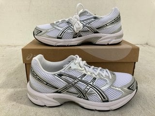Lot 1198  
            Marchington SR14 - Parcel Delivery Only 

                
ASICS GEL-1130 WOMENS SPORTS STYLE TRAINERS IN WHITE & PURE SILVER - UK SIZE 8.5 ...