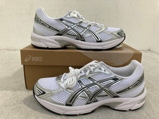 Lot 1199  
            Marchington SR14 - Parcel Delivery Only 

                
ASICS GEL-1130 WOMENS SPORTS STYLE TRAINERS IN WHITE & PURE SILVER - UK SIZE 8.5 ...