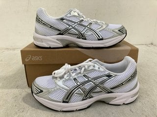 Lot 1200  
            Marchington SR14 - Parcel Delivery Only 

                
ASICS GEL-1130 WOMENS SPORTS STYLE TRAINERS IN WHITE & PURE SILVER - UK SIZE 9 - ...