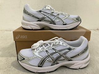 Lot 1201  
            Marchington SR14 - Parcel Delivery Only 

                
ASICS GEL-1130 WOMENS SPORTS STYLE TRAINERS IN WHITE & PURE SILVER - UK SIZE 9 - ...