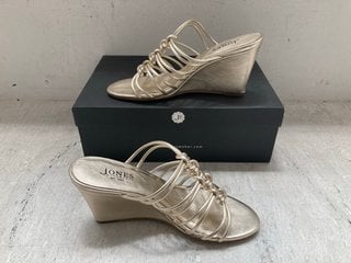 Lot 121  
            Marchington SR14 - Parcel Delivery Only 
                
JONES LAURELLA LEATHER GLADIATOR WEDGES IN GOLD - UK SIZE 5 - ORIGINAL RRP £95: L...