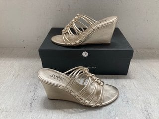 Lot 122  
            Marchington SR14 - Parcel Delivery Only 
                
JONES LAURELLA LEATHER GLADIATOR WEDGES IN GOLD - UK SIZE 4 - ORIGINAL RRP £95: L...