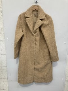 Lot 1335  
            Marchington SR14 - Parcel Delivery Only 

                
SOYA CONCEPT MUKITE TEDDY COAT - SAND - SIZE XL - ORIGINAL RRP £149: LOCATION - E17