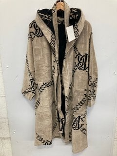 Lot 1353  
            Marchington SR14 - Parcel Delivery Only 

                
ROBERTO CAVALLI SPIDER ROBE - BEIGE - SIZE S/M - ORIGINAL RRP £269: LOCATION - E16