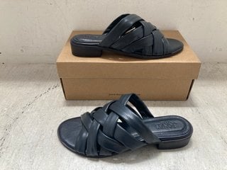 Lot 135  
            Marchington SR14 - Parcel Delivery Only 

                
JONES IMALDA SMART LEATHER MULES IN NAVY - UK SIZE 7: LOCATION - H4