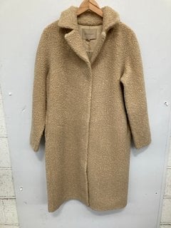 Lot 1363  
            Marchington SR14 - Parcel Delivery Only 

                
SOYA CONCEPT MUKITE TEDDY COAT - SAND - SIZE L - ORIGINAL RRP £149: LOCATION - E16