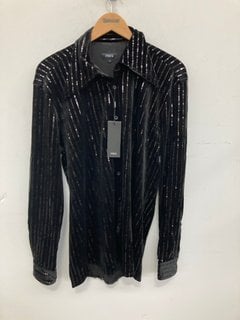 Lot 1366  
            Marchington SR14 - Parcel Delivery Only 

                
PHIX BLACK VELVET DAGGER COLLAR SEQUIN PIN SHIRT - BLACK - SIZE LARGE - ORIGINAL ...