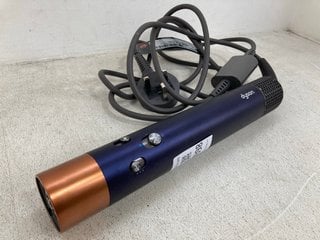 Lot 1398  
            Marchington SR14 - Parcel Delivery Only 

                
DYSON AIRWRAP MULTI-STYLER & DRYER - PRUSSIAN BLUE/COPPER - MODEL HS05 - ORIGINAL...