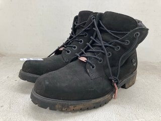 Lot 1449  
            Marchington SR14 - Parcel Delivery Only 

                
TIMBERLAND 6-INCH PREMIUM WATERPROOF BOOTS IN BLACK - UK SIZE 5: LOCATION - E12