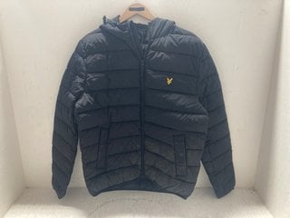 Lot 241  
            Marchington SR14 - Parcel Delivery Only 
                
LYLE & SCOTT LIGHTWEIGHT PUFFER JACKET - JET BLACK - SIZE MEDIUM: LOCATION - H7