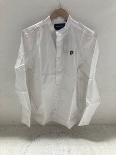 Lot 247  
            Marchington SR14 - Parcel Delivery Only 
                
LYLE & SCOTT RELAXED GRANDAD COLLAR SHIRT IN WHITE - SIZE SMALL: LOCATION - H7