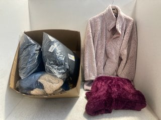 Lot 314  
            Marchington SR14 - Parcel Delivery Only 

                
QTY OF ASSORTED WOMENS CLOTHING/NIGHTWEAR IN VARIOUS SIZES TO INCLUDE CENTIGRADE ...