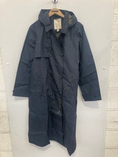 Lot 324  
            Marchington SR14 - Parcel Delivery Only 
                
SEASALT CORNWALL PENWEATHERS TRENCH COAT IN NAVY - UK SIZE 22 - ORIGINAL RRP £170...