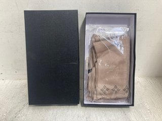 Lot 325  
            Marchington SR14 - Parcel Delivery Only 
                
FRANK USHER CASHMERE FEEL PASHMINA SCARF IN TAUPE/GUN - ONE SIZE: LOCATION - H9