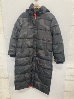 Lot 336  
            Marchington SR14 - Parcel Delivery Only 
                
RINO & PELLE MID LENGTH ALL OVER PRINTED COAT WITH HOOD - DARK GREEN CAMO - UK SI...