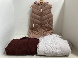 Lot 399  
            Marchington SR14 - Parcel Delivery Only 

                
3 X ASSORTED COATS TO INCLUDE RUTH LANGSFORD LONGLINE PADDED GILET IN BRONZE - UK...