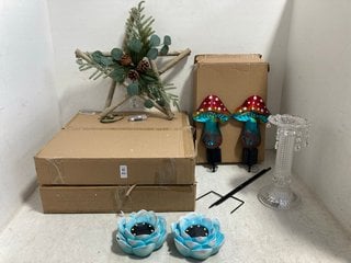 Lot 401  
            Marchington SR14 - Parcel Delivery Only 
                
QTY OF ASSORTED DECOR TO INCLUDE SARA DAVIES PRE-LIT WOODEN STAR: LOCATION - H13