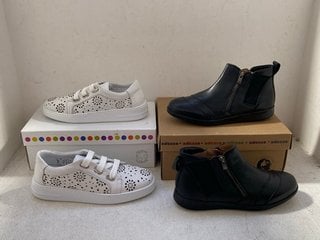 Lot 422  
            Marchington SR14 - Parcel Delivery Only 
                
ADESSO ANKLE BOOTS IN BLACK - UK SIZE 6 TO INCLUDE ADESSO SAFA WHITE LEATHER TRAI...