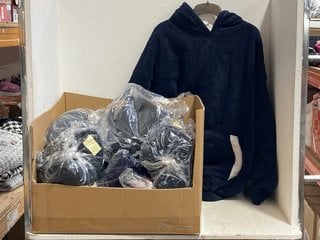 Lot 455  
            Marchington SR14 - Parcel Delivery Only 
                
QTY OF ASSORTED WOMENS CLOTHING/NIGHTWEAR IN VARIOUS SIZES TO INCLUDE D&CO DENIM ...