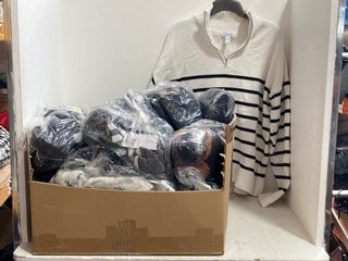Lot 457  
            Marchington SR14 - Parcel Delivery Only 
                
QTY OF ASSORTED WOMENS CLOTHING/NIGHTWEAR IN VARIOUS SIZES TO INCLUDE MONSOON VIT...