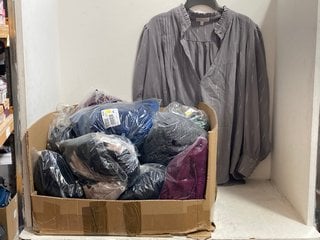 Lot 459  
            Marchington SR14 - Parcel Delivery Only 
                
QTY OF ASSORTED WOMENS CLOTHING/NIGHTWEAR IN VARIOUS SIZES TO INCLUDE FRANK USHER...
