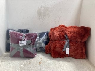 Lot 460  
            Marchington SR14 - Parcel Delivery Only 
                
4 X ASSORTED WOMENS NIGHTWEAR IN VARIOUS SIZES TO INCLUDE COZEE HOME HOODED LOUNG...